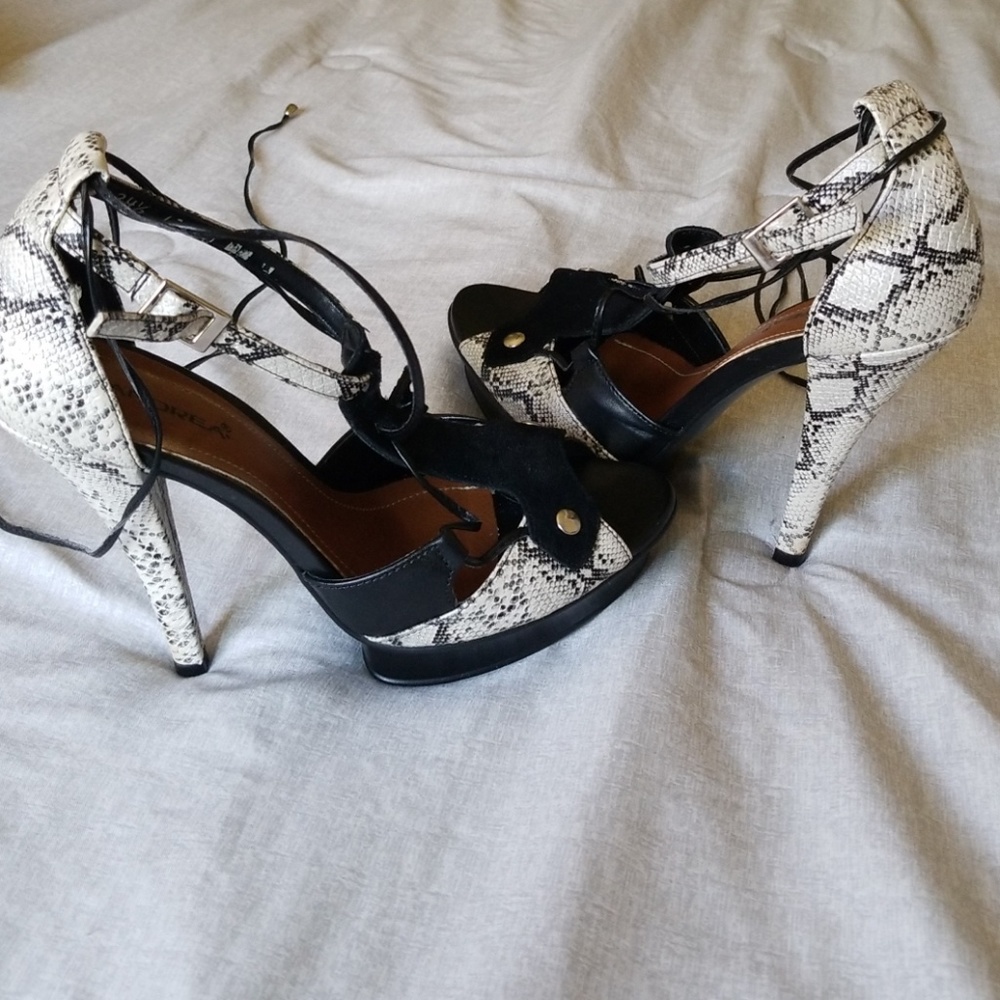 Andrea's high heals - Picture 2 of 5